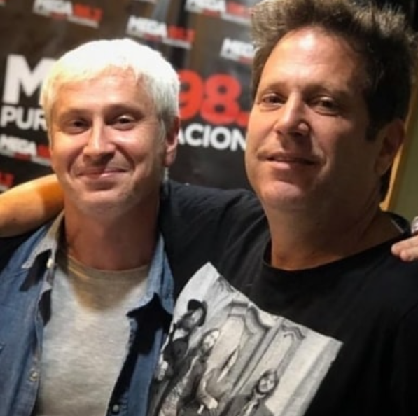 Mega983's tweet photo. A esta hora @soyjuandinatale y @BebeMusicTW se dan un abrazo radial #Megapase de #RelojDePlastilina #TodoLoDemásTambién
(Foto sacada antes de la cuarentena)
#QuedateEnCasa https://t.co/GW2WeNVw4y