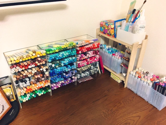ついに棚を買い、コピック取りやすくしました!!??色鉛筆とか紙類とかは引き出しの中に入れてます。ついでにいろいろ整理してすっきり☺️☺️
 #絵描きさんの作業環境が見たい
#コピック収納 