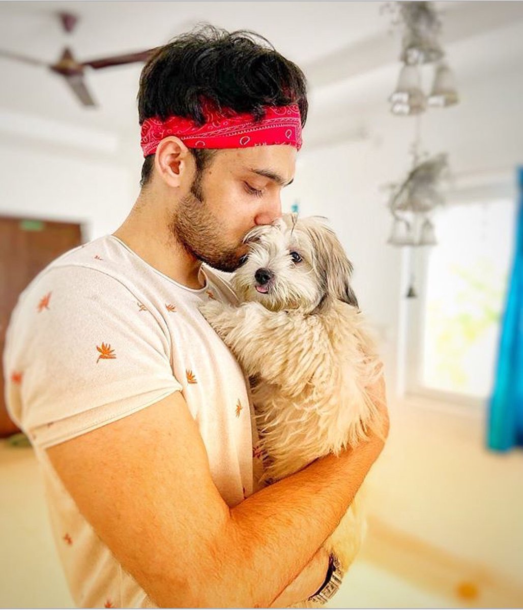Anantxtara's tweet photo. Tots Adorbs😭❤️
After #Parlex here is him holding alex’s love Gracious like a baby😩🐣
#ParthSamthaan https://t.co/mSAdkwAla0