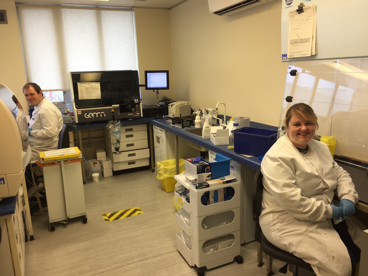 EKHUFTPathology's tweet image. The Microbiology early shift @EKHUFT  are keeping the Covid-19 testing flowing, as well as helping to maintain minimal  staffing in the laboratory. @IBMScience #BiomedicalScienceDay2020  #BehindEveryTest #AtTheHeartOfHealthcare #SocialDistancing