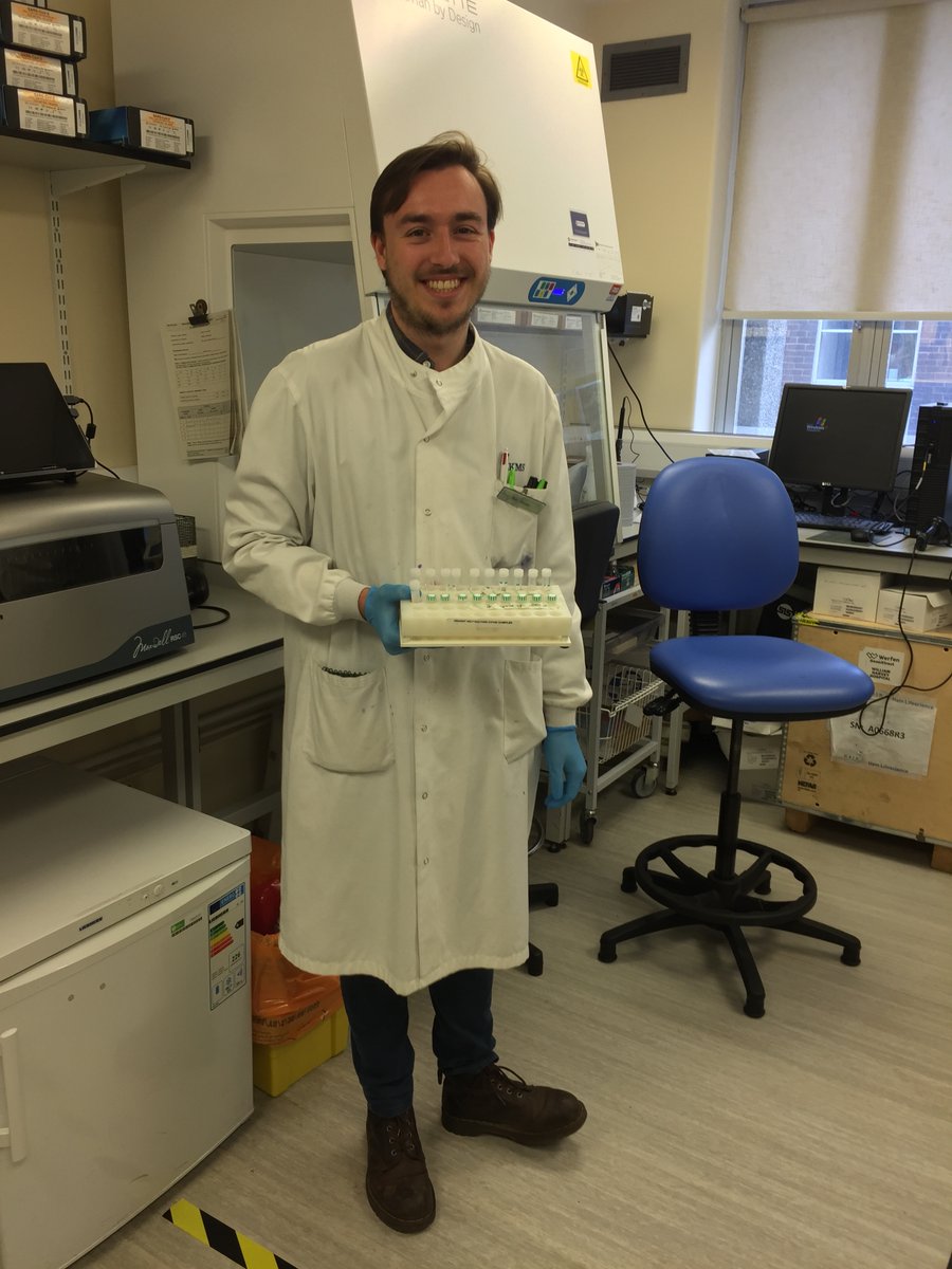 EKHUFTPathology's tweet image. The Microbiology early shift @EKHUFT  are keeping the Covid-19 testing flowing, as well as helping to maintain minimal  staffing in the laboratory. @IBMScience #BiomedicalScienceDay2020  #BehindEveryTest #AtTheHeartOfHealthcare #SocialDistancing