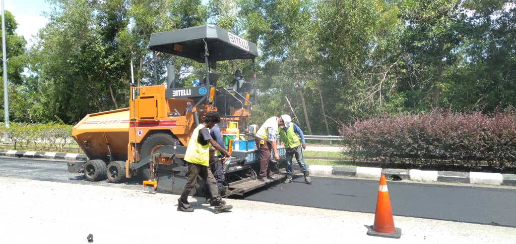 JKRPD's tweet photo. Kerja-kerja penyelenggaraan Jalan Persekutuan Sua Betong - Sunggala (FT219) dengan kaedah Mill &amp; Pave. 

Keselesaan pemanduan dan keselamatan pengguna jalan raya keutamaan kami. 

@JKRNS @MOWorks @JKRMalaysia https://t.co/rSLNpiTEsO