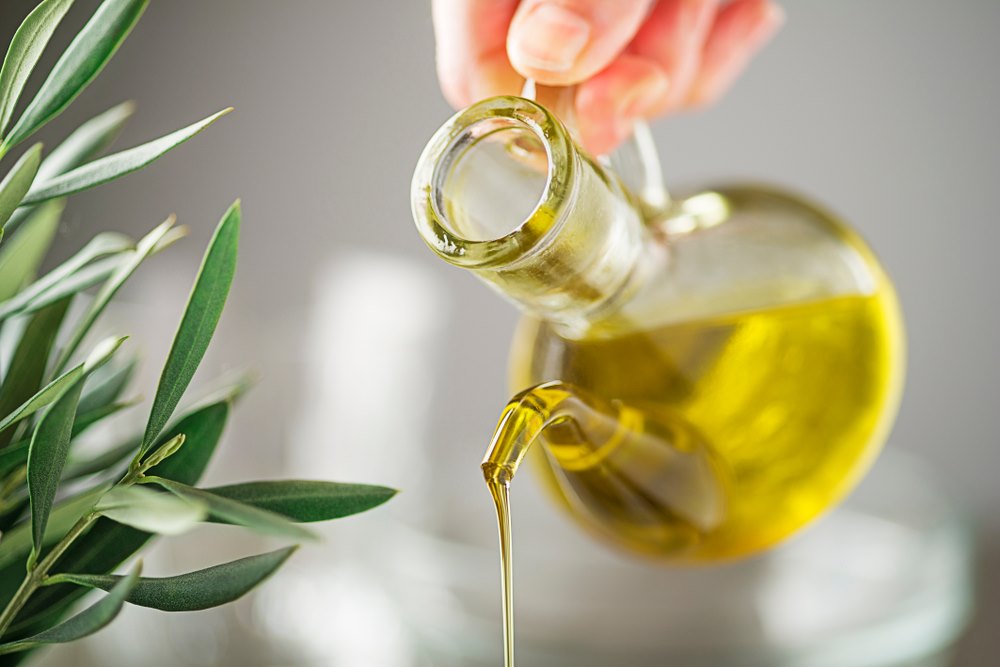 ThinkgreenG's tweet photo. Το ελαιόλαδο περιέχει μονοακόρεστα λιπαρά οξέα που αυξάνουν το προσδόκιμο ζωής, μειώνουν τον κίνδυνο για καρδιαγγειακές παθήσεις, για υψηλή αρτηριακή πίεση &amp; εγκεφαλικά επεισόδια.Είναι προϊόν ευρείας κατανάλωσης ανά τον κόσμο!#oil #virginoil #greekoil #greekoils #organicoliveoil https://t.co/UwJhaxKIg9