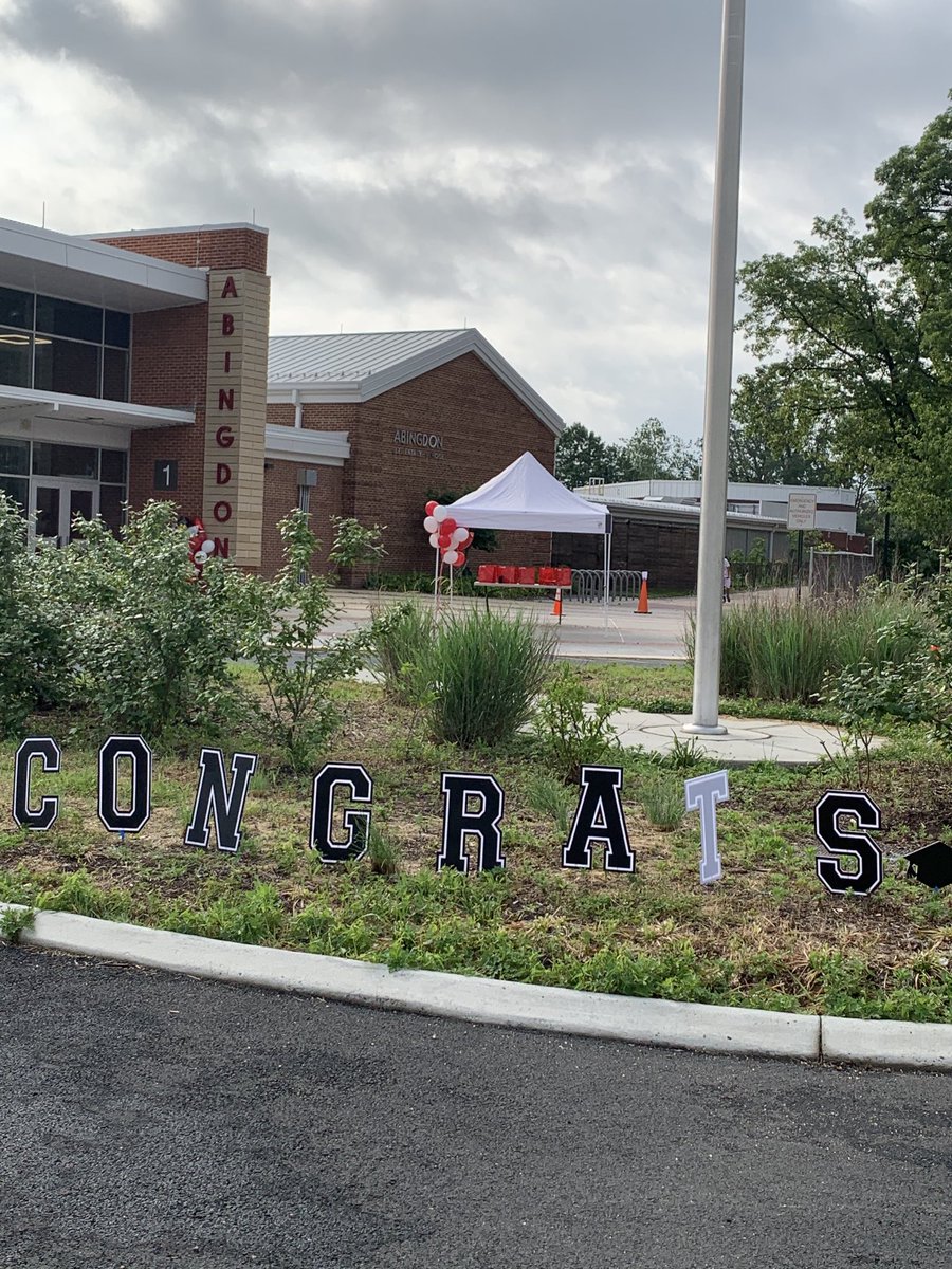 Honoring our ⁦<a href="/AbingdonGIFT/">Abingdon APS</a>⁩ 5th grade graduates with a “drive-thru” goodbye. Congrats to all 5th graders.. Wishing all the best.