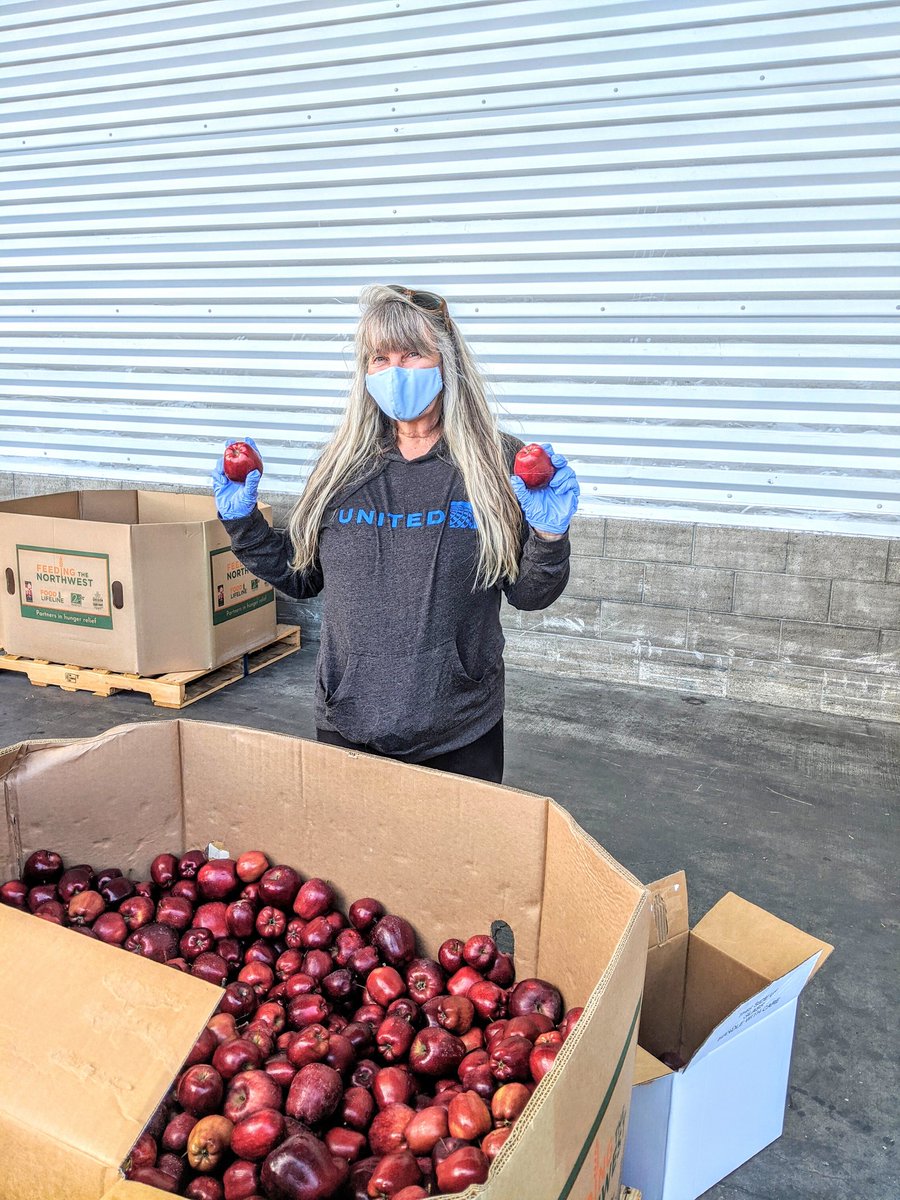 FODWorkUnited's tweet photo. While out on COLA, a few wonderful co-workers and I had a productive afternoon packing 6000+lbs of apples at the food bank!!
@weareunited 
@united 
@jonathangooda 
@JMRoitman 
@JoniBelknap 
#SFOCSRocks ❤️✈️ https://t.co/angFGvyaZf