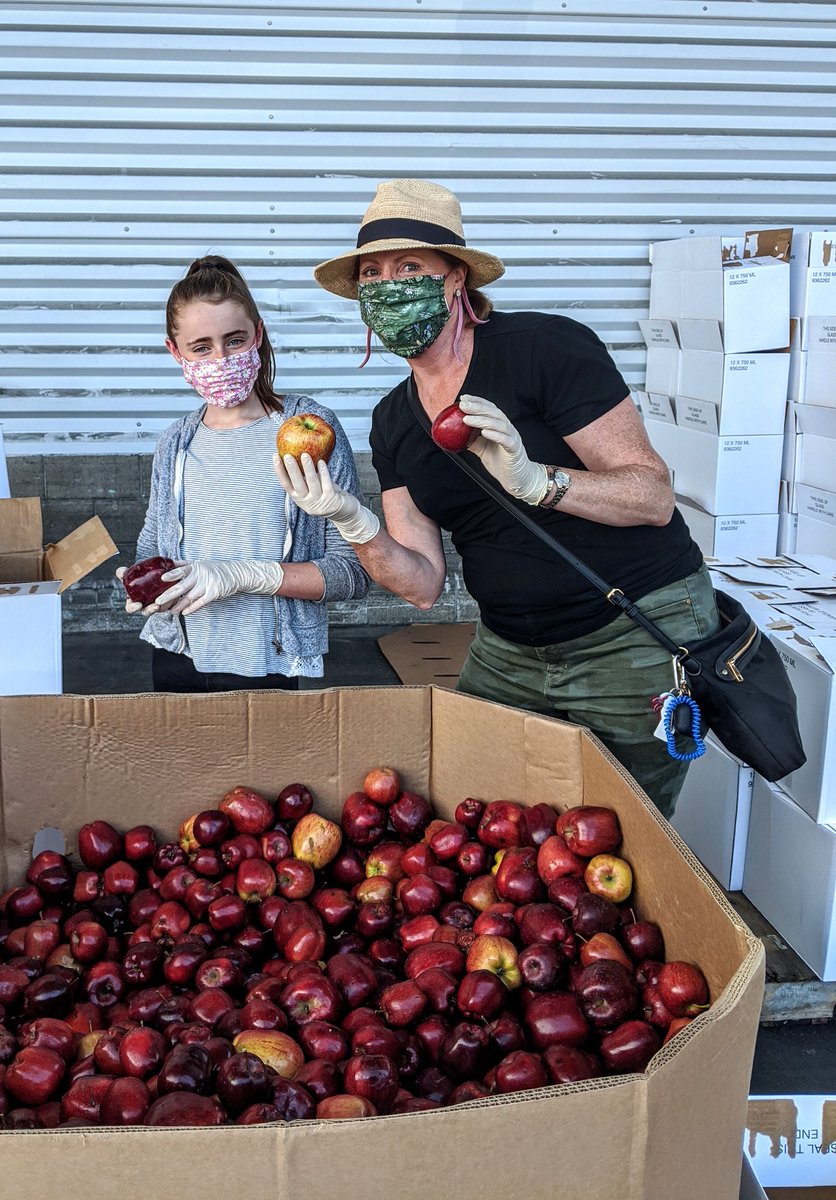 FODWorkUnited's tweet photo. While out on COLA, a few wonderful co-workers and I had a productive afternoon packing 6000+lbs of apples at the food bank!!
@weareunited 
@united 
@jonathangooda 
@JMRoitman 
@JoniBelknap 
#SFOCSRocks ❤️✈️ https://t.co/angFGvyaZf