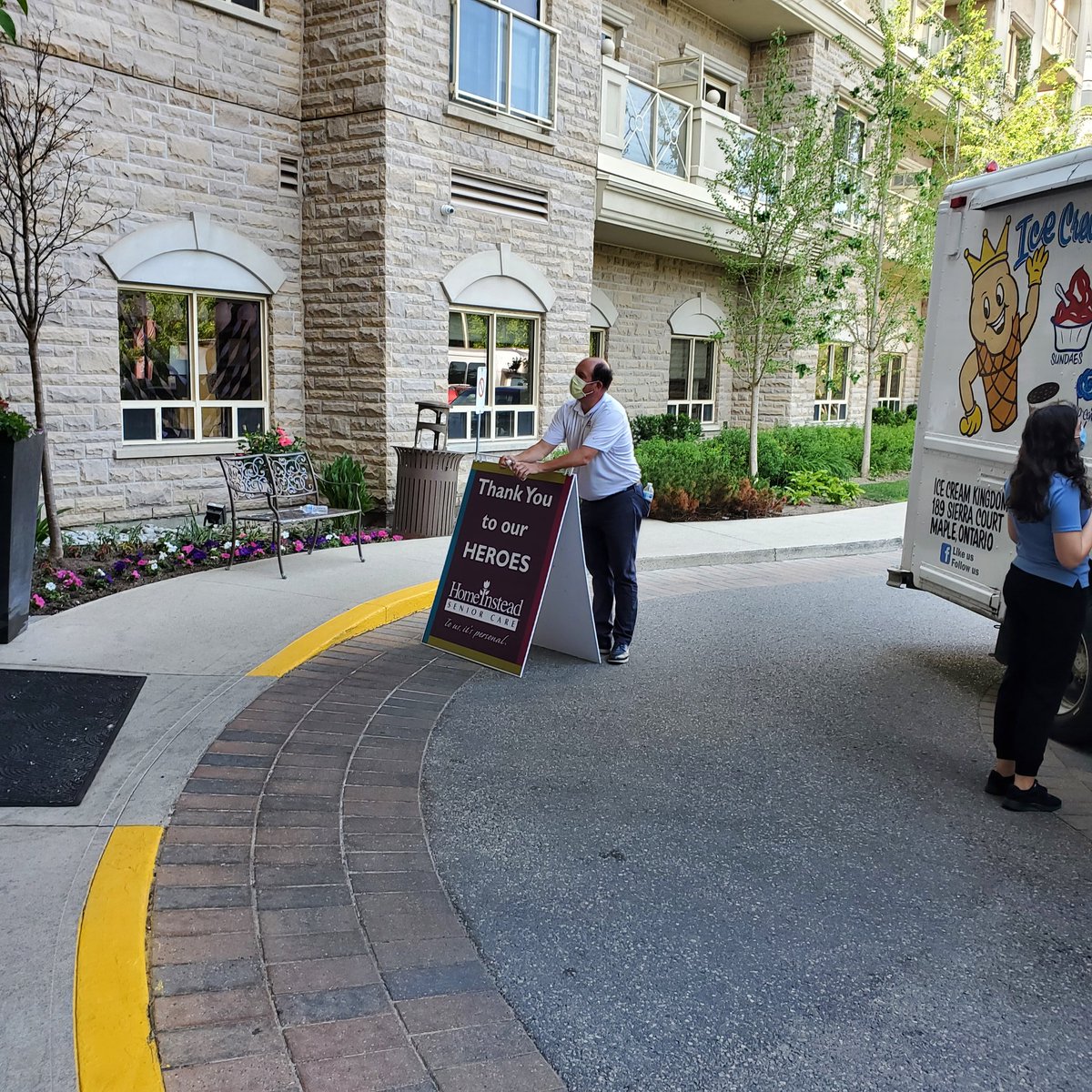 HomeInsteadRHV's tweet photo. What a beautiful, sunshiny day to enjoy an ice cream! Thank you to the #FrontLineHeroes of #Amica #Thornhill for your committment and dedication! #iscreamforicecream #communitypartners https://t.co/VcfWJv1qhj