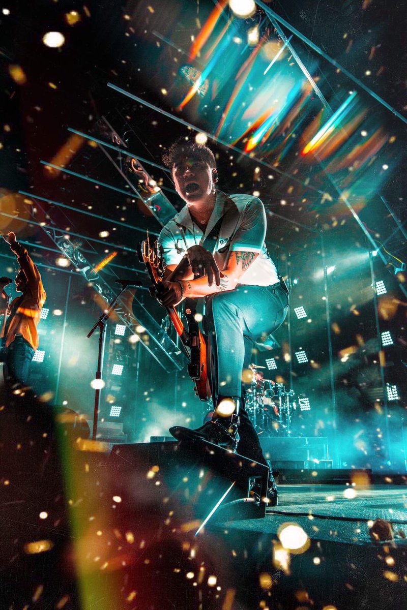 vntracks's tweet photo. i miss seeing 5sos on stage https://t.co/PNYahA36ez