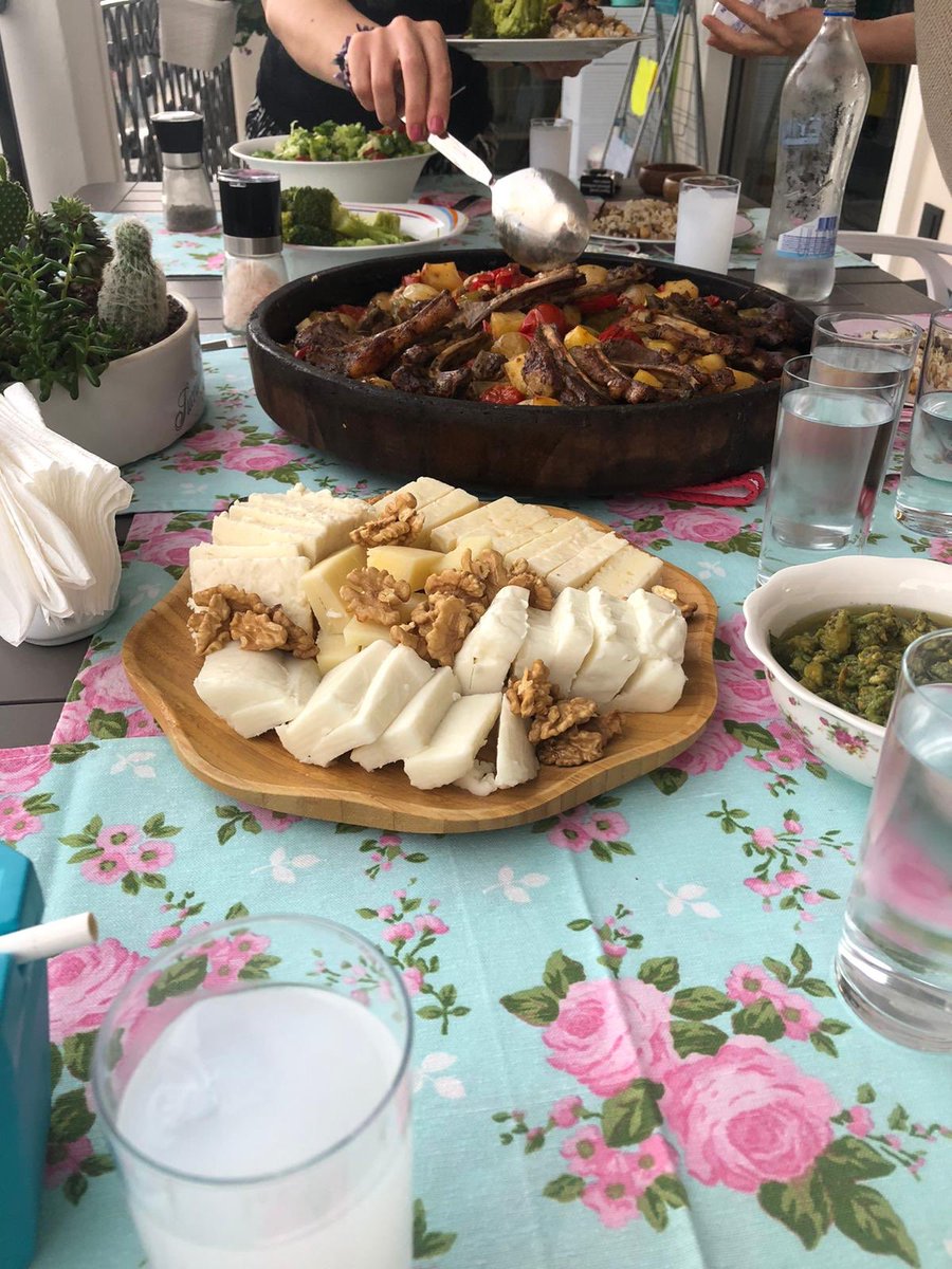 Söylenenleri boşverin
Biz güzel insanlarız:) iyi akşamlar