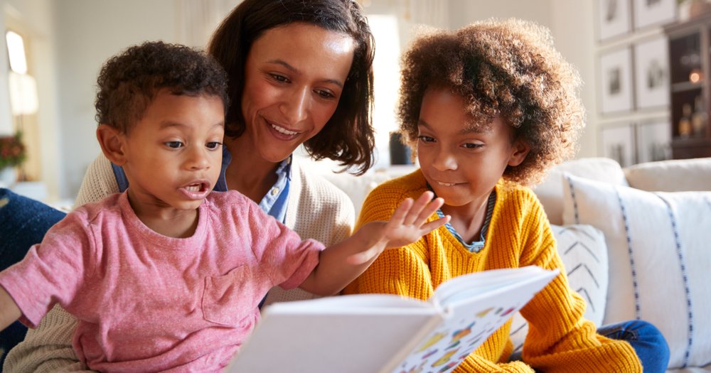 Do you speak more than one language at home? Check out our free #FamilyZone resource for tips and simple activities for multilingual families, translated into 13 different languages literacytrust.org.uk/family-zone/bi…