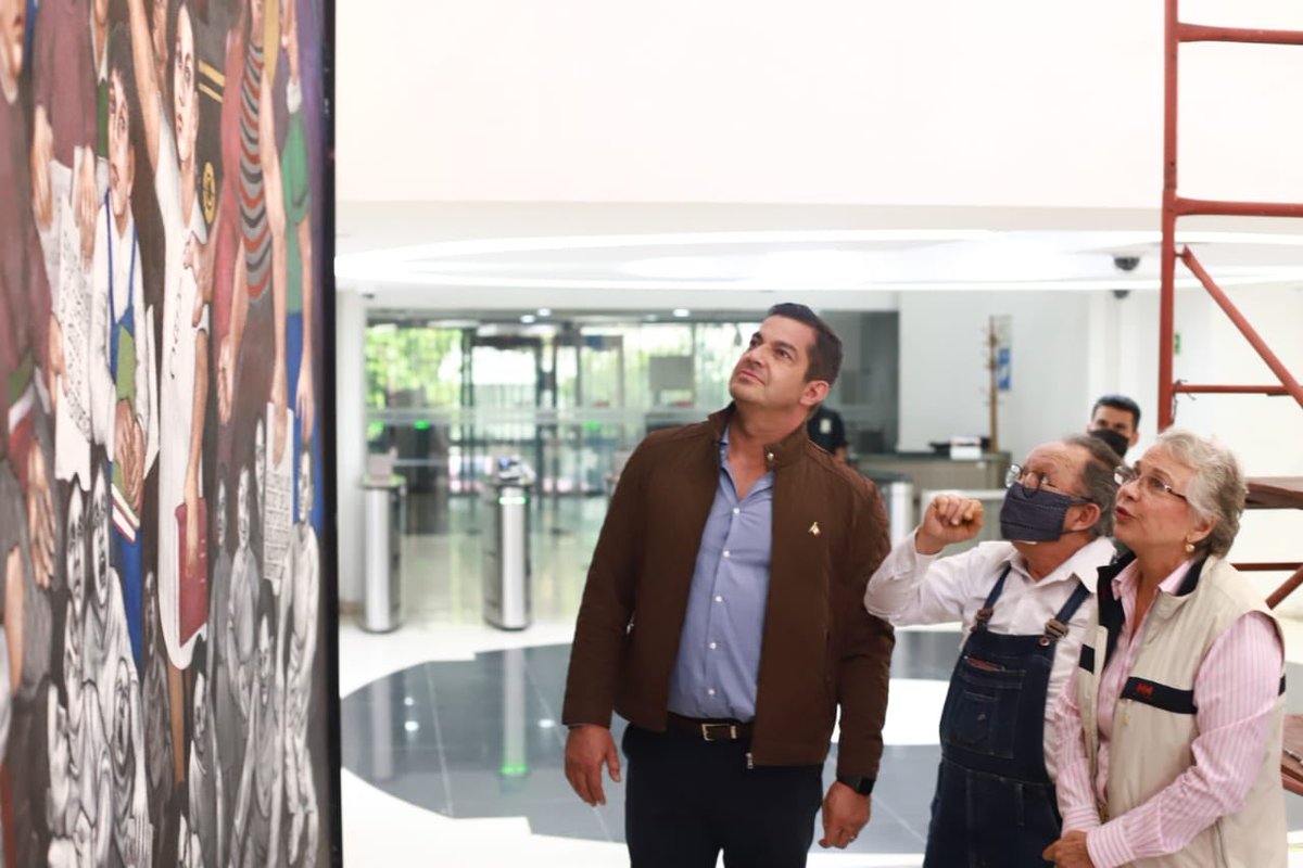 M_OlgaSCordero's tweet photo. El subsecretario @Ricar_peralta y yo saludamos al Mtro. Ariosto Otero, gran muralista mexicano que realiza una extraordinaria obra en las instalaciones de la @SEGOB_mx. El arte y la libertad de expresión, son valores de la Cuarta Transformación. https://t.co/XCHTDxUNRk