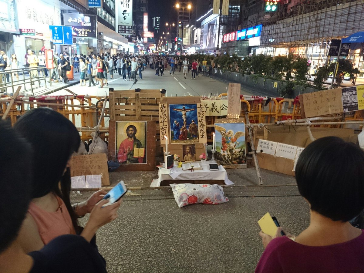 @bauhiniablack @gudetiddies it brings back the memory...i rmb how in mong kok ppl set up shrines for both 關公 & jesus on different ends of the zone