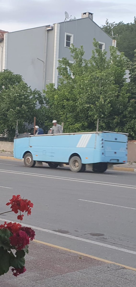 Aşkım alıcam diyorum seni ya çık 5 dakikaya kapıya, araba sarnuflu sıkı giyin, üşütme