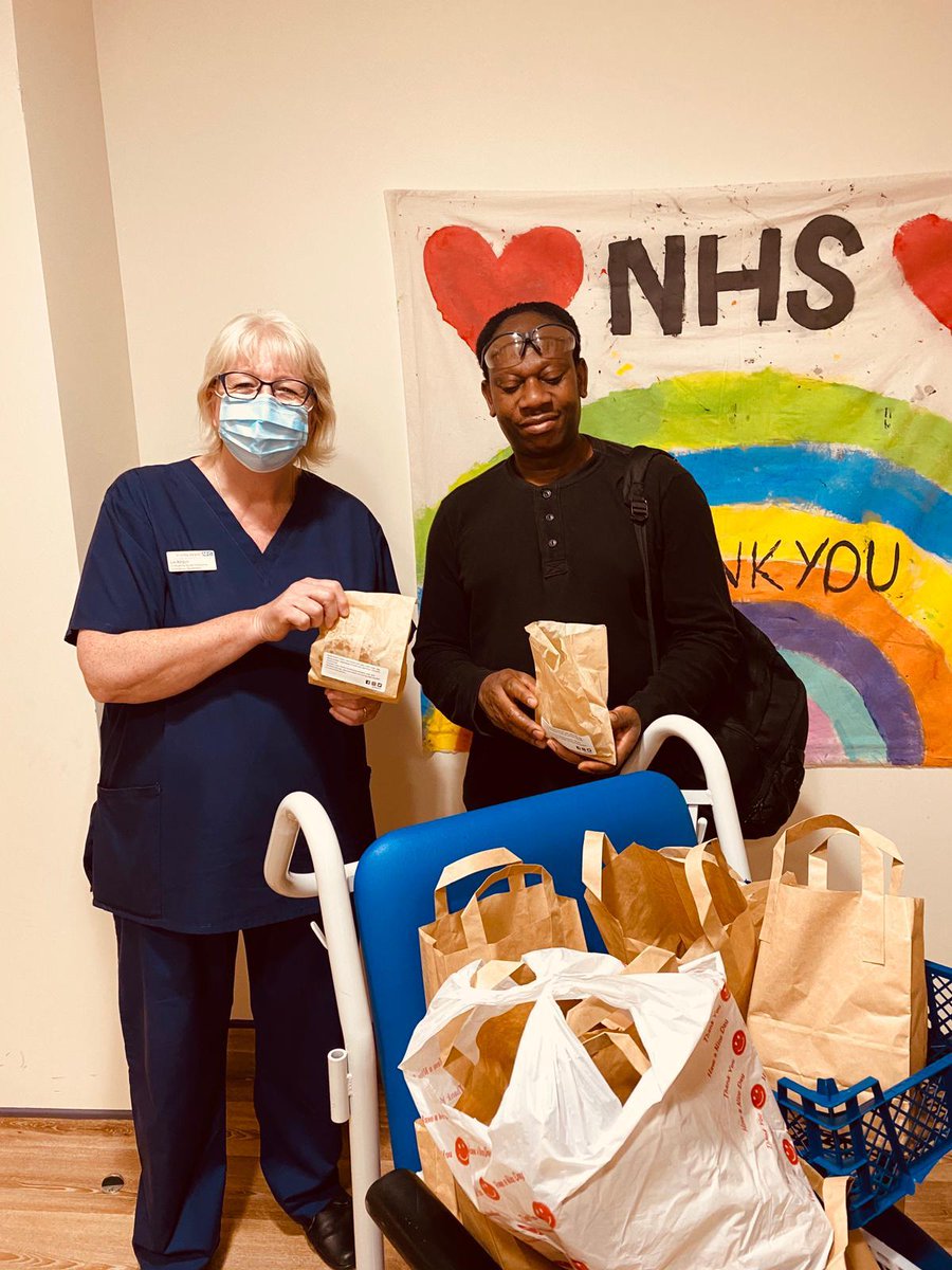 SloughMutualAid's tweet photo. Much love to our friends at Wexham Park Hospital 😍. Members from the Slough #MutualAid network alongside the brilliant young people  of @AikSaath hand-baked and delivered goodies to Wexham Park Hospital this week. We see you. We appreciate you!!

#Slough #SolidarityWithCookies https://t.co/Xjnd1No2fG