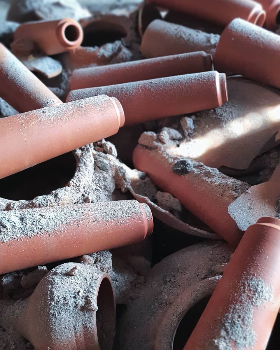 Claymangoindia's tweet photo. Remembering the aromatic redolence of 'geeli mitti',that whiff that takes you into an enigma of thoughts of our deeply rooted terracotta cult,A deep desire that stays intact even through our current modern ways of living.
#claymangofavourite
#terracotta 
#claybottle 
#earthenpot https://t.co/dXL16lNlE7