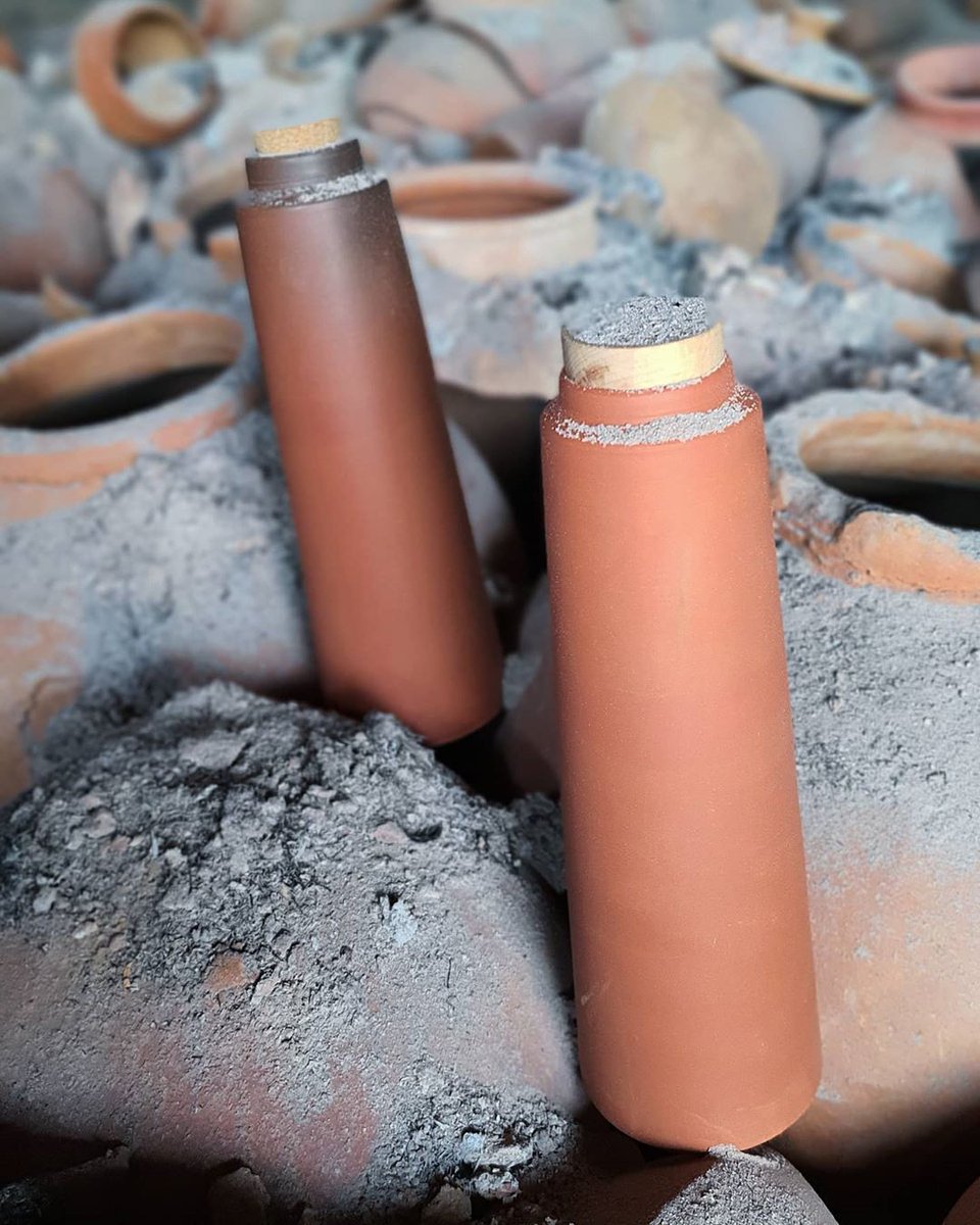 Claymangoindia's tweet photo. Remembering the aromatic redolence of 'geeli mitti',that whiff that takes you into an enigma of thoughts of our deeply rooted terracotta cult,A deep desire that stays intact even through our current modern ways of living.
#claymangofavourite
#terracotta 
#claybottle 
#earthenpot https://t.co/dXL16lNlE7