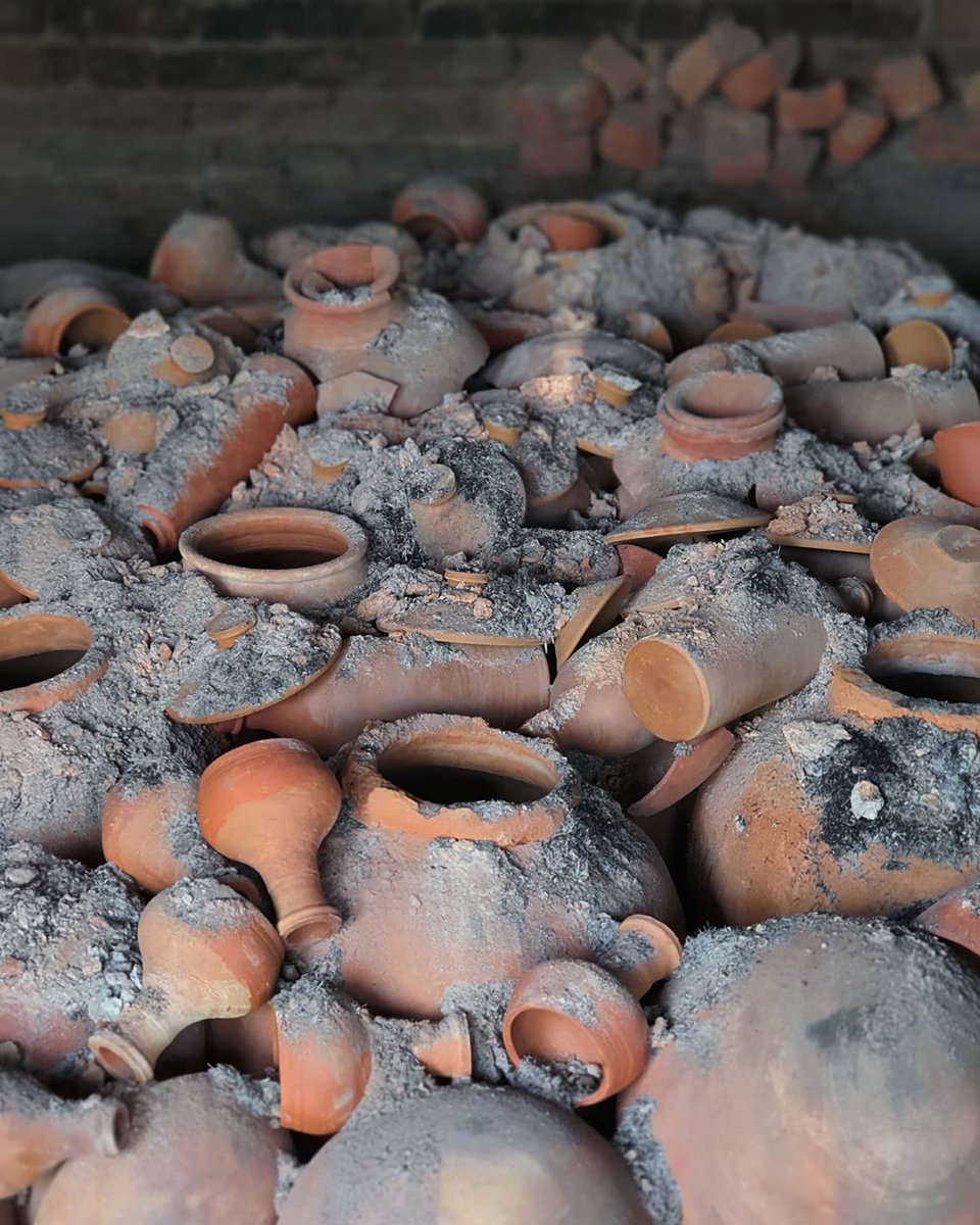Claymangoindia's tweet photo. Remembering the aromatic redolence of 'geeli mitti',that whiff that takes you into an enigma of thoughts of our deeply rooted terracotta cult,A deep desire that stays intact even through our current modern ways of living.
#claymangofavourite
#terracotta 
#claybottle 
#earthenpot https://t.co/dXL16lNlE7