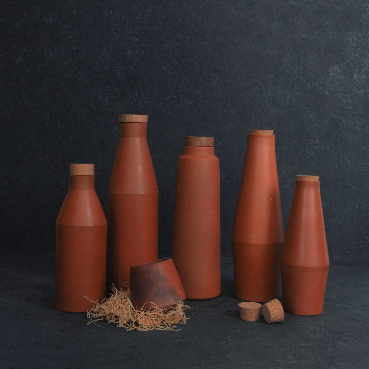 Claymangoindia's tweet photo. Remembering the aromatic redolence of 'geeli mitti',that whiff that takes you into an enigma of thoughts of our deeply rooted terracotta cult,A deep desire that stays intact even through our current modern ways of living.
#claymangofavourite
#terracotta 
#claybottle 
#earthenpot https://t.co/dXL16lNlE7