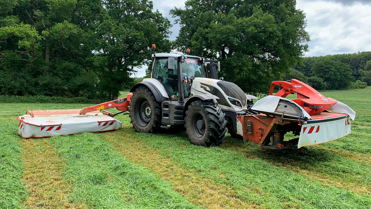 CrawfordsMach's tweet photo. 📸 A great photo from S&amp;J Osborne with their New Valtra T214 Versu busy mowing last week! #Valtra #FlatOutFarming #GrassSeason #Harvest20 https://t.co/YCWYE2mYJx