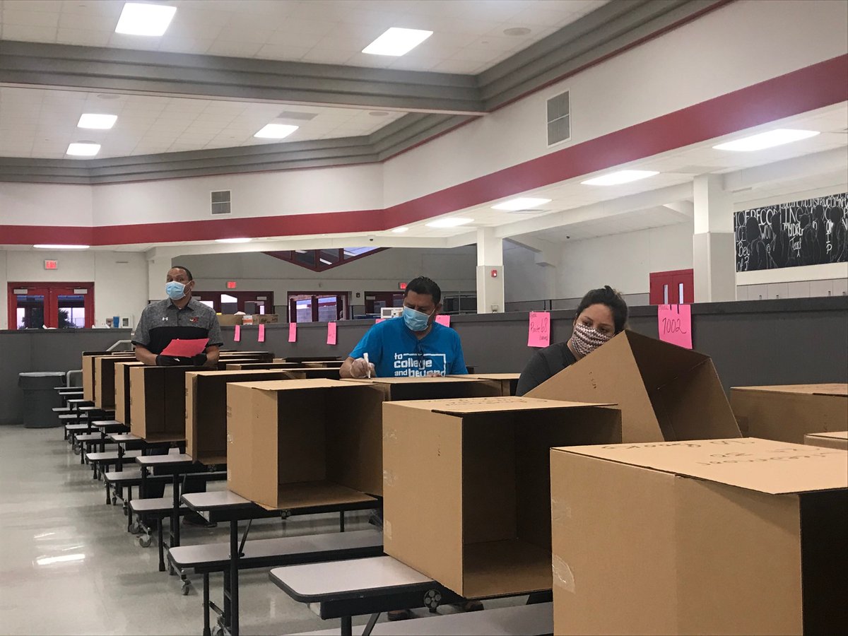 rltre's tweet photo. Books are sorted and ready to be given to students with meals on June 17th! Way to go DV team!
¡Los libros están ordenados y listos para ser entregados a los estudiantes con las comidas el 17 de junio! ¡Así se hace equipo DV!
#DVProud #DVReads https://t.co/rM6qmXats0