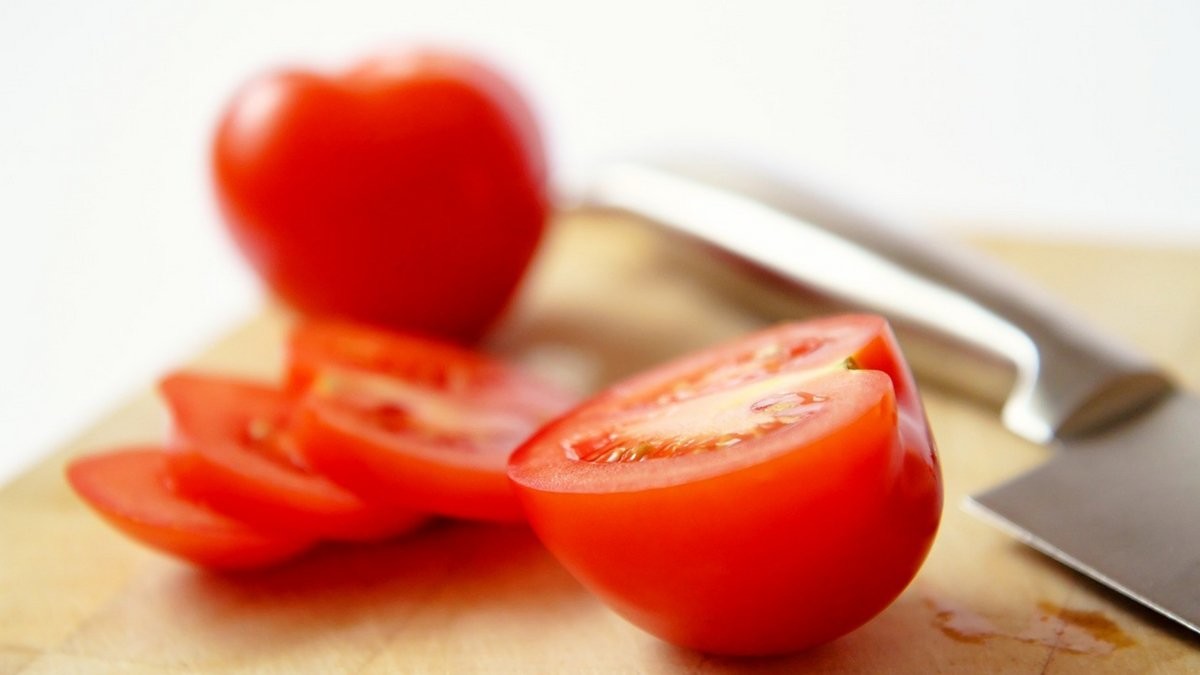 RefluxGourmet's tweet photo. Steer clear from tomatoes if you suffer from #acidreflux! 

Tomatoes are widely known for their health benefits but this red fruit is acidic in nature. Some people can experience heartburn or acid reflux due to excess gastric acid, so you should go easy on tomatoes. https://t.co/IG2JADx2KV