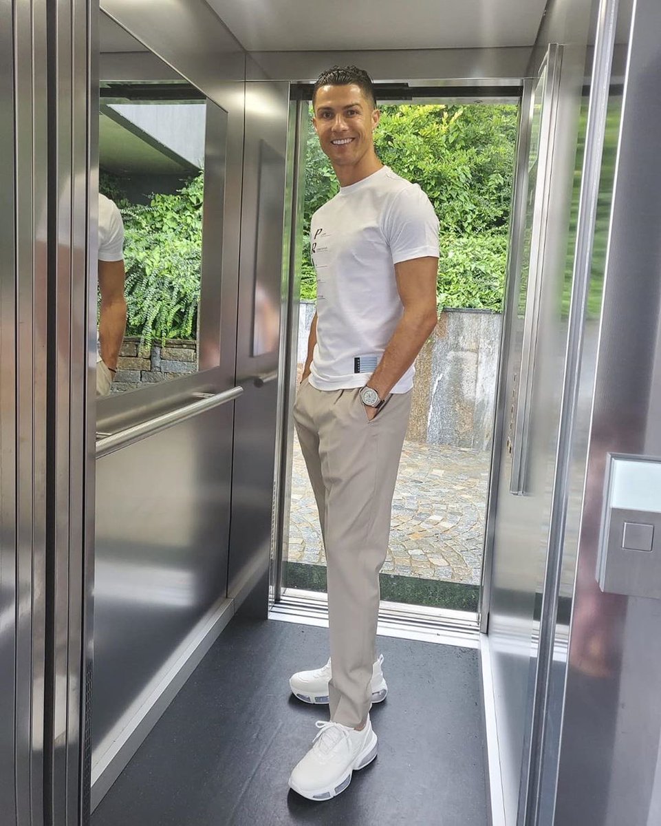 Cristiano Ronaldo on X: Have a nice day 😉👌🏻 #thursdaystyle