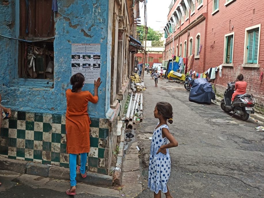 Street Champions distributing #COVID19 safety posters in #Kolkata this week, replacing those destroyed by #cycloneamphan. Street Champs are street-connected young ppl trained as health researchers &amp; advocates by <a href="/cini_india/">Child in Need Institute - CINI</a> &amp; StreetInvest, funded by <a href="/wellcometrust/">Wellcome</a> #streetchildren