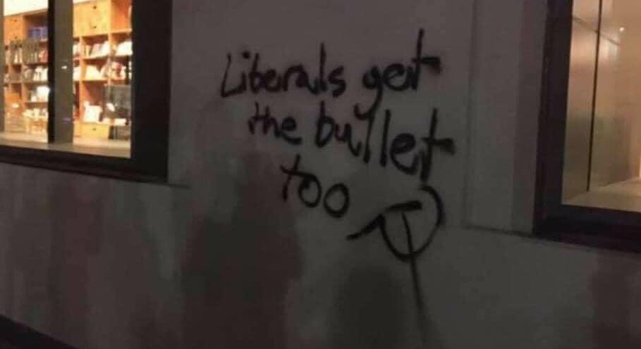 MamelaFialloFlo's tweet photo. Un mensaje para los liberprogres que empatizan con #BlackLivesMatter y #Antifa, tienen balas para ustedes también. Recuerden, amigos. Defendemos los derechos individuales, no colectivos. Enfrentemos los excesos del Estado, el abuso policial, sí. No defendamos causas comunistas. https://t.co/RoFymrX1ZW