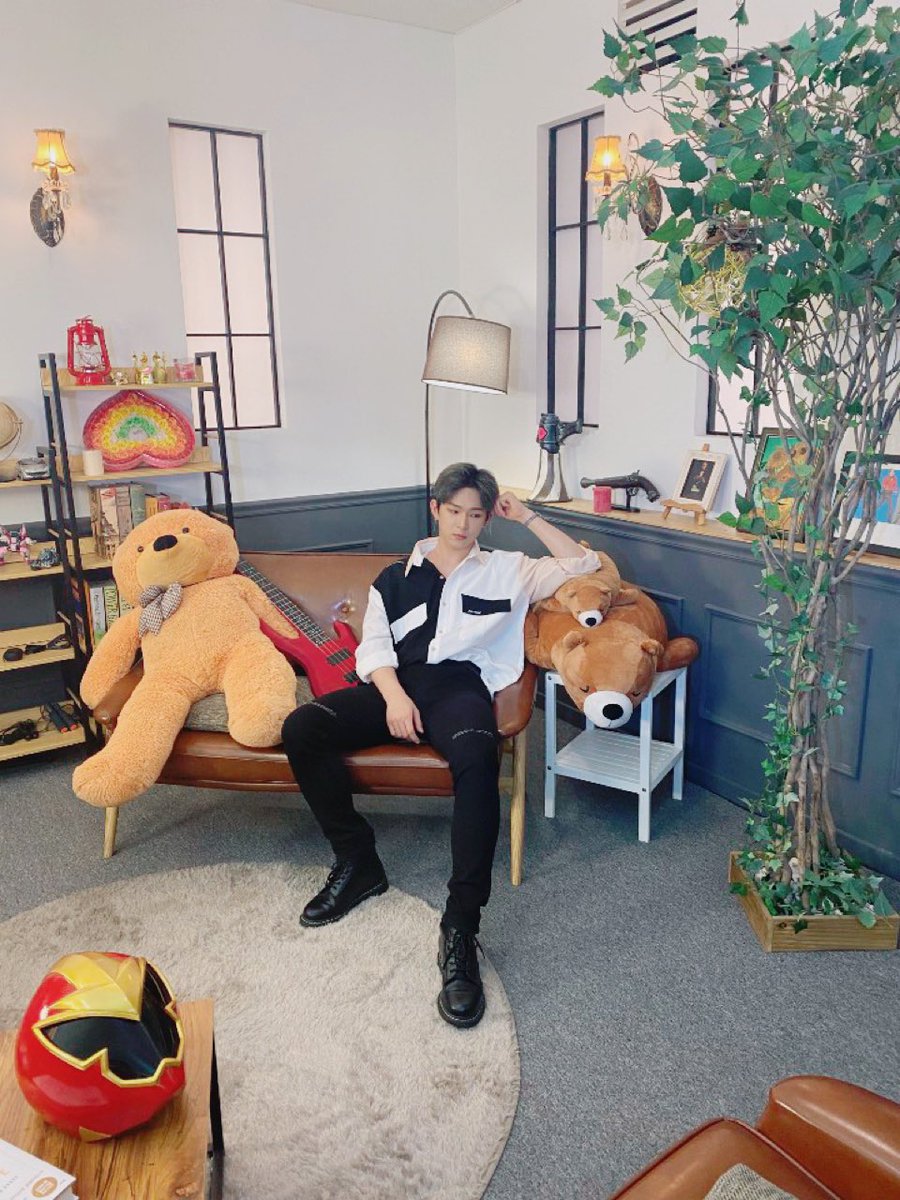 official_ONEUS's tweet photo. [#이도]
제가 좋아하는 노래인데 달님들한테 추천해 준 적 있죠? 가호 선배님의 시작!ㅎㅎ 그래서 내가 좋아하는 노래를 좋아하는 사람들에게 들려주고 싶어서 커버 영상을 찍어봤어요 조금은 부족할 수도 있지만 편안하게 듣고 볼 수 있었으면 좋겠어요 https://t.co/YKx47XECDp