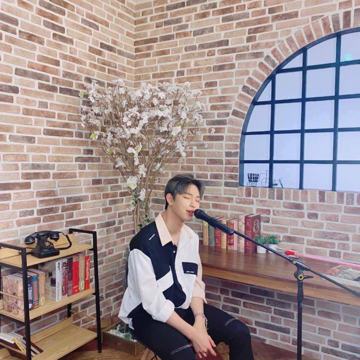 official_ONEUS's tweet photo. [#이도]
제가 좋아하는 노래인데 달님들한테 추천해 준 적 있죠? 가호 선배님의 시작!ㅎㅎ 그래서 내가 좋아하는 노래를 좋아하는 사람들에게 들려주고 싶어서 커버 영상을 찍어봤어요 조금은 부족할 수도 있지만 편안하게 듣고 볼 수 있었으면 좋겠어요 https://t.co/YKx47XECDp