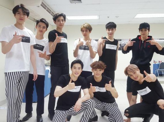 ynta_alv15's tweet photo. EXO IS NINE
Xiumin♡
Suho♡
Baekhyun♡
Chanyeol♡
Chen♡
D.O♡
Kai♡
Sehun♡
Lay♡

#소리바다_해명해 https://t.co/gYUXVxE57J