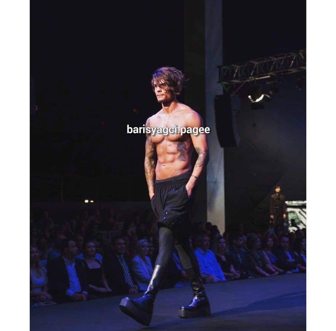 Barış finale böyle yürüyor tek başına diğerleri de öyle alttan bakıyor randoomm

ZafereVarış ŞampiyonBarış