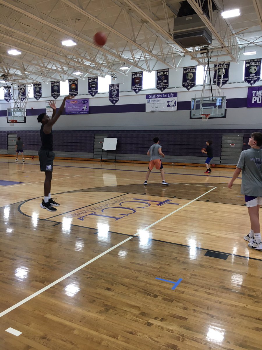SFDBball's tweet photo. Another great day in the gym! #JYD #Family #ThreeTwenty https://t.co/aYwCgA0I2H