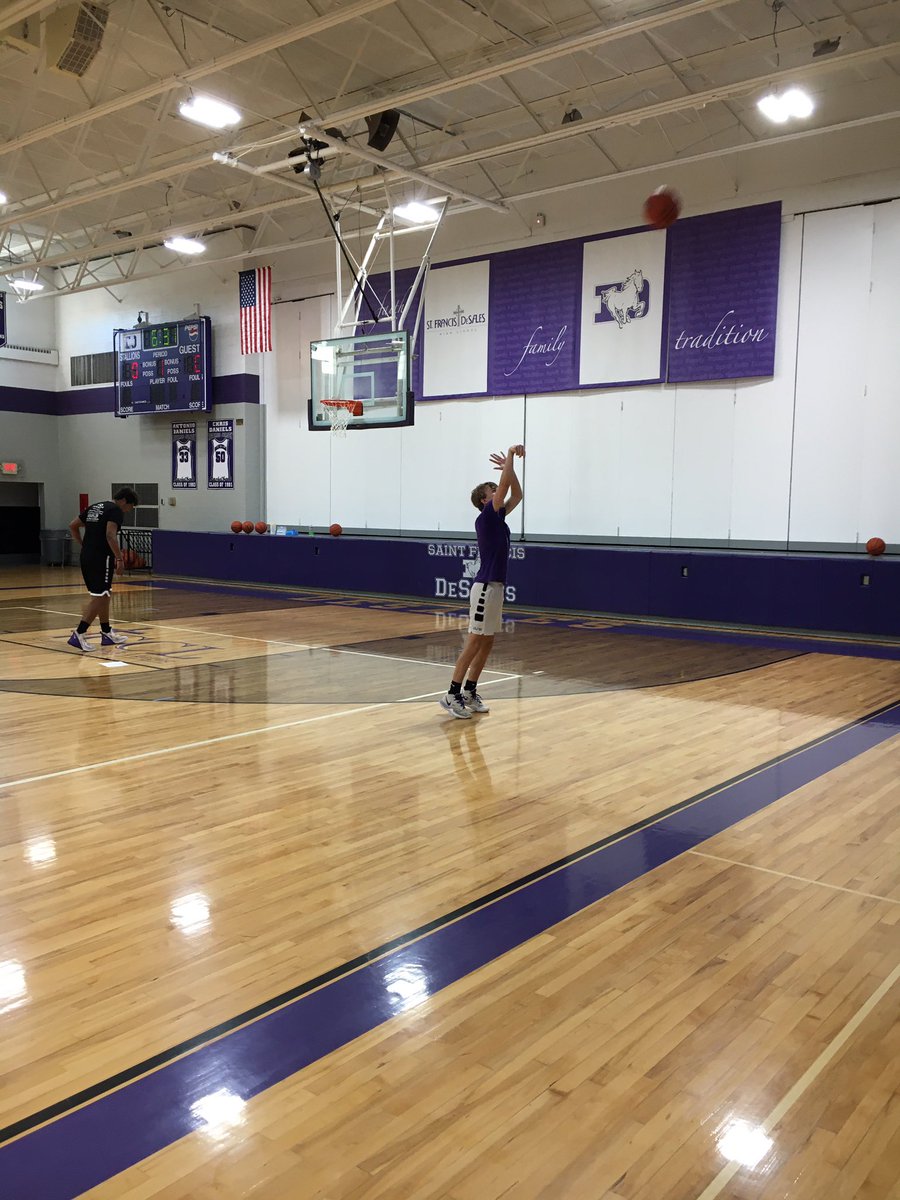 SFDBball's tweet photo. Another great day in the gym! #JYD #Family #ThreeTwenty https://t.co/aYwCgA0I2H