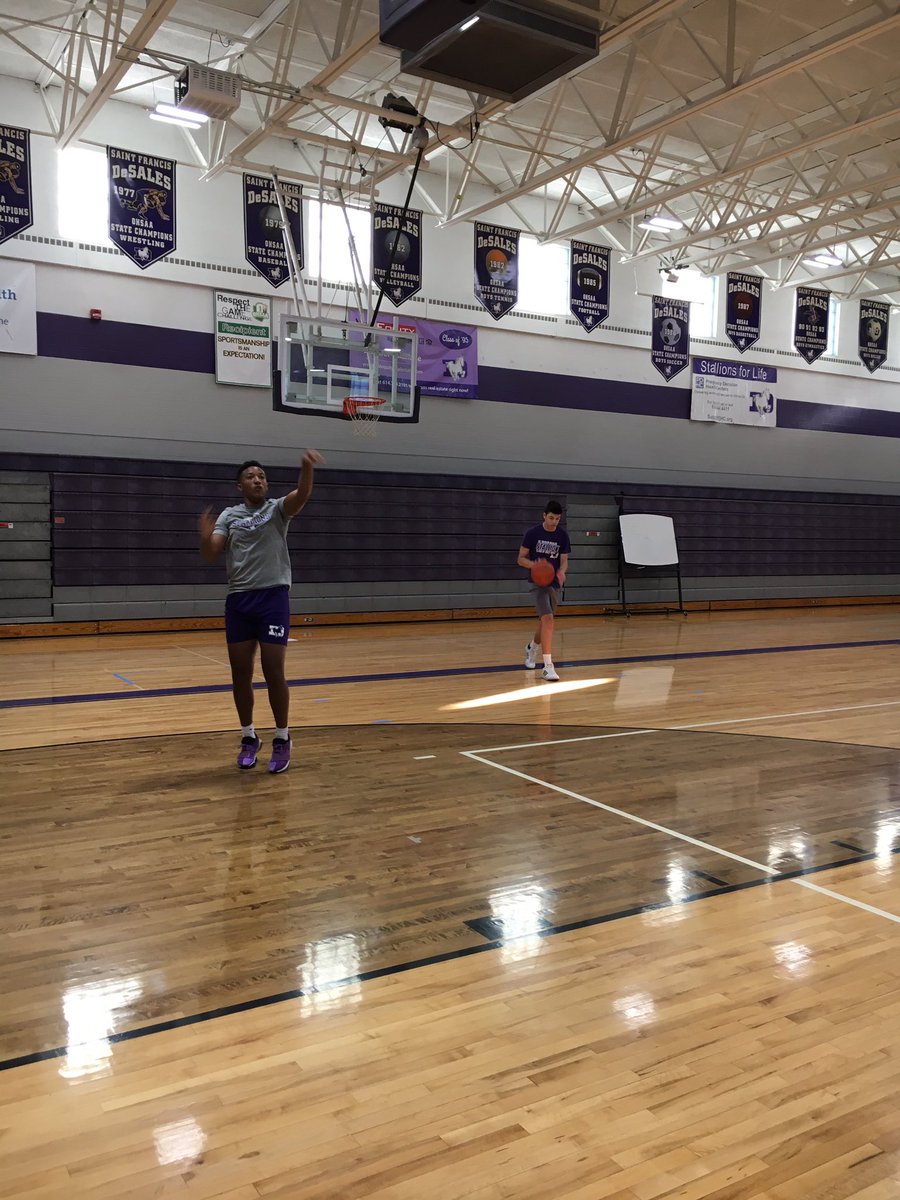 SFDBball's tweet photo. Another great day in the gym! #JYD #Family #ThreeTwenty https://t.co/aYwCgA0I2H