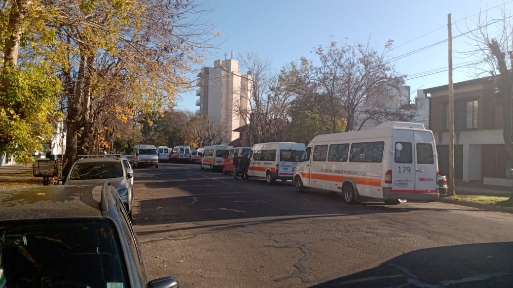 AlertaEscolares's tweet photo. #AlertaEscolares 
Movilización Transporte Escolar La Plata🇦🇷🚍💪
@canal26noticias @A24COM @todonoticias @C5N @provincia1270 @0221comar @RealpolitikOK @diariohoynet @eldialp @gustavopapa @VanderCristian @Abalos_V @LaCielo1035 @LaRedondalp @GonnetDigital @cronica @CardosoClaudio9 https://t.co/wWRxcfUpAx