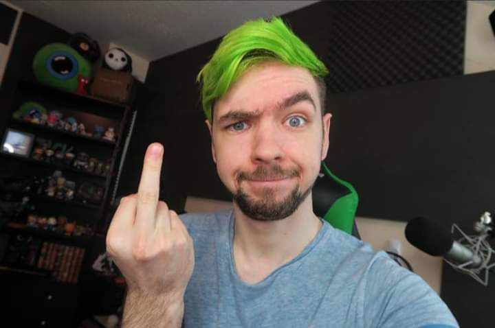 your 10th picture is what jack is flipping off
