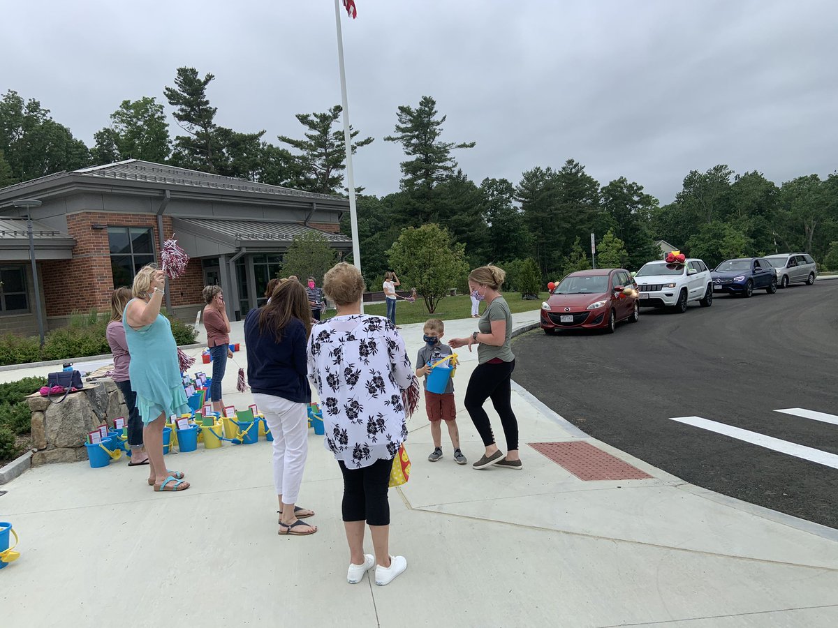 NLGustafson's tweet photo. Kindergarten graduation parade at Clyde Brown Elem. @MillisSchools ! Congrats grads! Have a good summer! https://t.co/zXTK5Uc2Dv