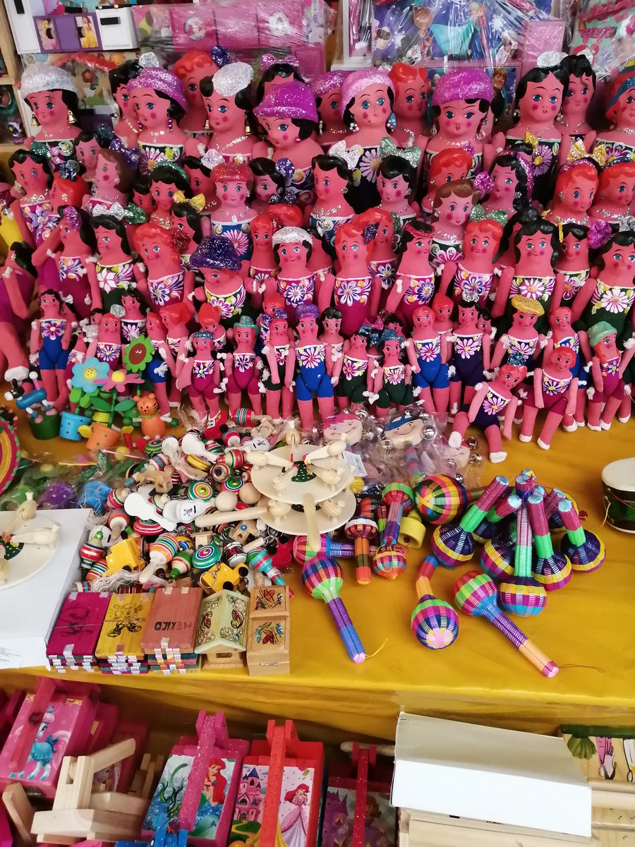 ValorSma's tweet photo. #SanMiguelDeAllende Hoy se celebra el Jueves de Corpus y en  nuestra ciudad es tradición comprar juguetes artesanales, sin embargo, este año debido a la contingencia no se colocaron los puestos en la Plaza de la Soledad. Aquí algunas fotos del año 2019 sobre esta tradición https://t.co/dIypgwShUx