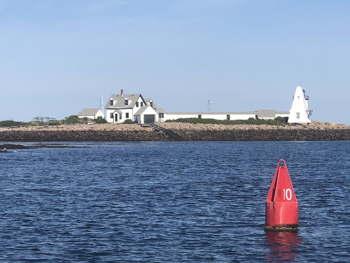 Seaside_Inn's tweet photo. We see the light @Seaside_Inn #lighthouse @KennebunkportME #goatislandlight Come #staycation with us #Maine residents deal in June! All are welcome #July &amp; #August as we #reopenmaine #vacationland ⚓️🦞 https://t.co/FYBS7DGKOe