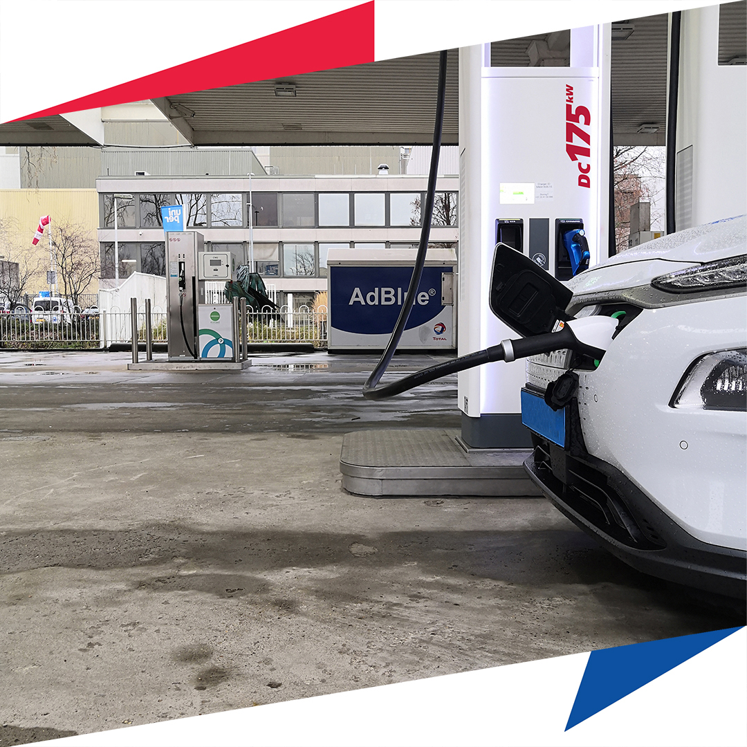 Total realiseert haar eerste multi schone energie tankstation van Nederland. Supersnel #laden, #groengas tanken en straks ook #waterstof tanken onder één dak bij TOTAL Alexandrium in Capelle aan den IJssel. #committedtobetterenergy Lees het persbericht: bit.ly/37jy6Hw