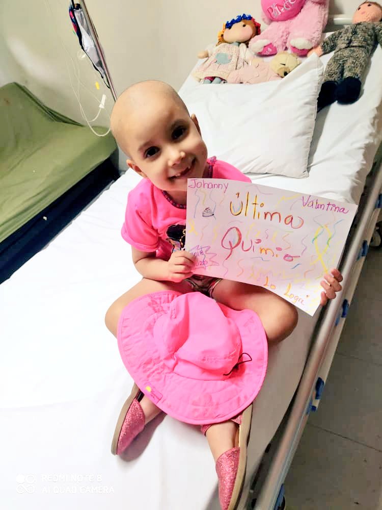 MamaLisVzla's tweet photo. Ayer nuestra gigante Johanny recibió su última quimioterapia, después de 2 años luchando contra el monstruo, que le quedó pequeño porque ella a pesar de sus 5 años nos ha dado lecciones de fortaleza. Díganme que no es un ángel 😍❤️ #NiñosLibresDeCancer #FundacionMamaLis https://t.co/Xbvrub1X9U