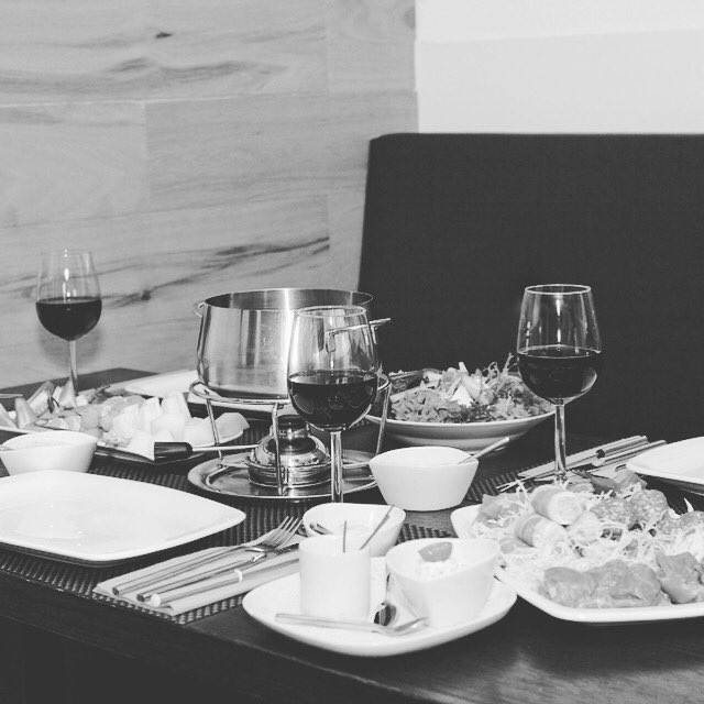 U kunt weer fonduen bij ons, bij mooi weer ook lekker op ons terras. Als u liever met familie of vrienden thuis wil fonduen, dan is onze ‘Take Away’ vleesfondue de ideale oplossing. U kunt de complete vleesfondue bij ons afhalen. Dit is de vleesfondue zoals u van ons gewend bent.