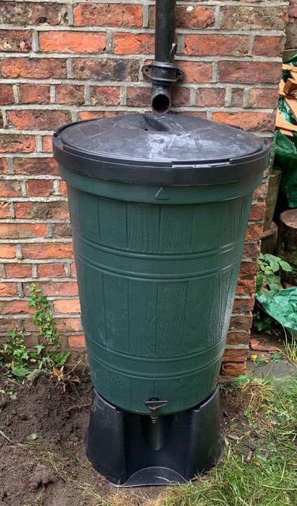 NorthumbrianH2O's tweet photo. It’s forecast rain so make sure you get those BUTTS out like @TeesCottage has, the bigger the better! 
 
No ifs, ands, or butts about it - they’re a great way of collecting rainwater, ideal for your gardening activities. 💚
 
They can help save water and money. #EveryDropCounts https://t.co/OIWSDdEBep