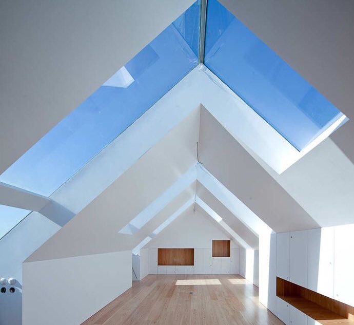 ชอบจังเลยบ้านที่มีช่องอะไรแบบนี้เอาไว้มองท้องฟ้าตอนฤดูร้อนคงสวยน่าดูแต่แดดประเทศไทยอะกูไหม้ก่อน