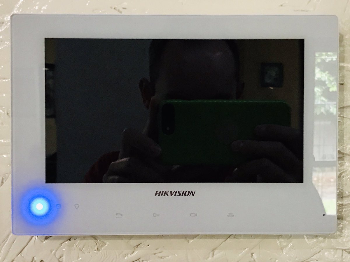 MEDIASECURITYAV's tweet photo. videocitofono @HikvisionEurope di ultima generazione.
Centrale indoor 7 pollici HD touch Screen.
Telecamera esterna 2mpx 1080p fullHD fish eye con angolo di 155 gradi, ed infrarossi visone notturna. 
#sicurezza #antifurti #telecamere #controlloaccessi #MEDIASECURITY https://t.co/oR4RlQDvfp