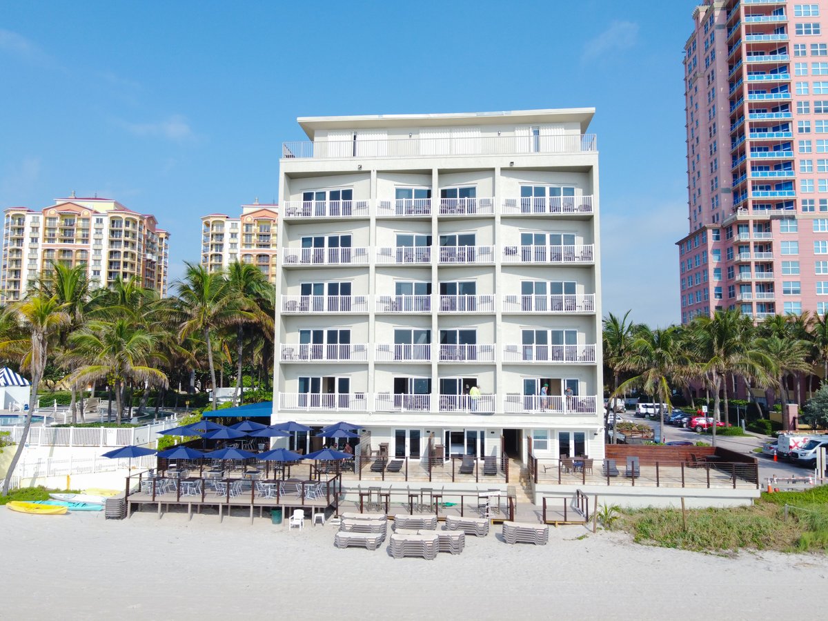 Get out of the house &amp; on to the beach! 

Rent an oceanfront room for the day at the beach🌞!

Registered guests can use paddle boards, kayaks, lounge chairs, an umbrella &amp; more! 

Book your Day At The Beach room for $99 + tax TODAY --> 954-565-5700 #SunTowerVacations