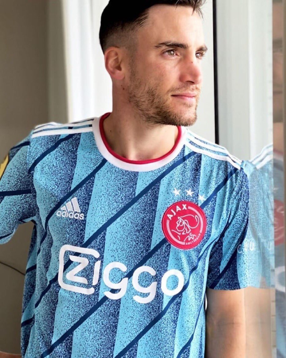 Toque Sports on Twitter: "¡QUÉ BUENA🔥! El Ajax presentó nuevo de visitante para la temporada 2020/21. La camiseta se volvió viral rápidamente entre los del fútbol. ¿Qué tal les