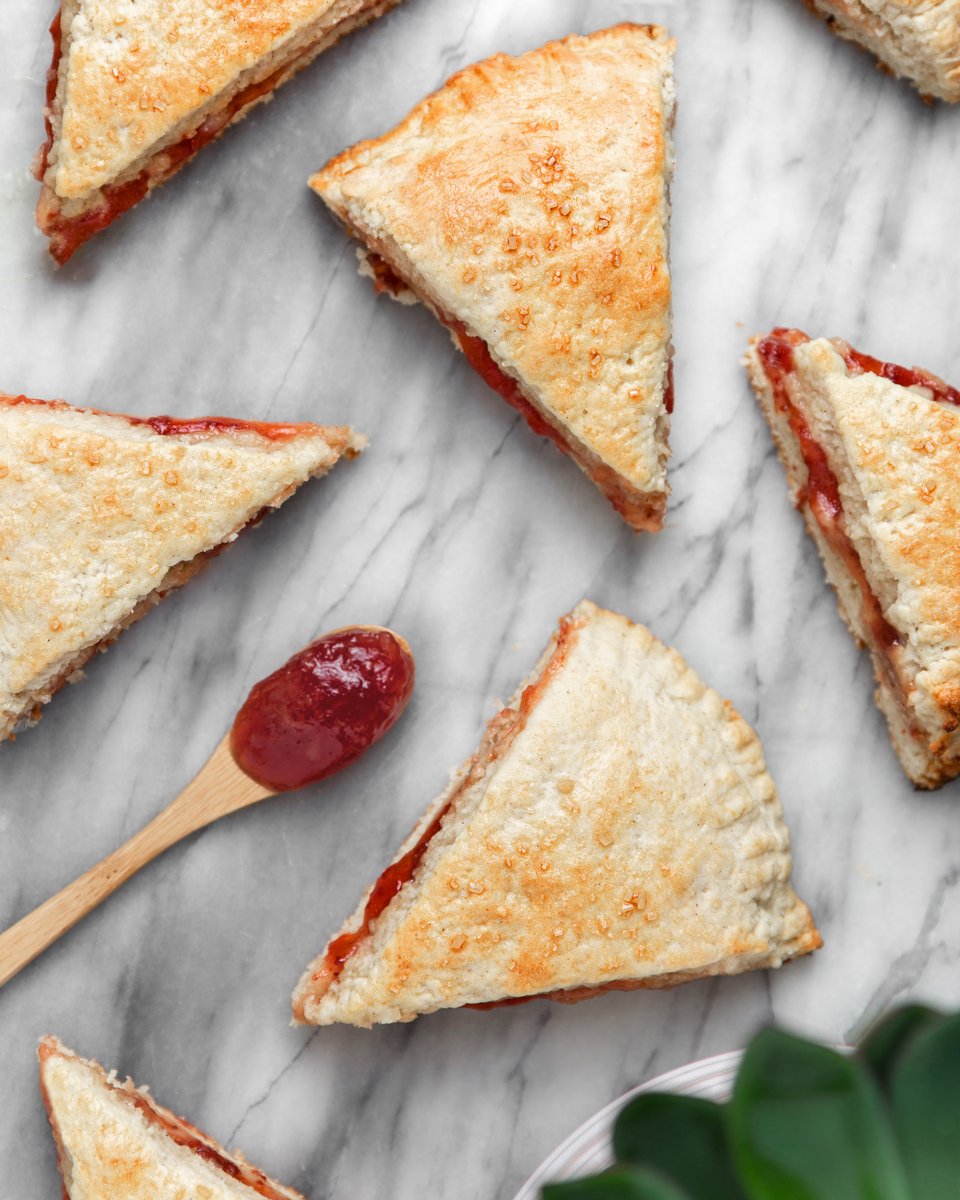 croftersorganic's tweet photo. These Strawberry Cinnamon Scones are perfect for breakfast, brunch, dessert or even a tasty mid-day snack! The perfect match for a cup of coffee or tea!🍓☕️

Head to our website for the full recipe: ➡️https://t.co/TzTwaP6h21

#Crofters #CroftersOrganic #CroftersRecipe https://t.co/mvcBQRq8k6