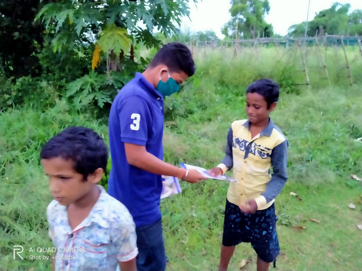 Arijeetodisha's tweet photo. #44th day of continuous #SEVAWORK by #ABVP Dhenkanal https://t.co/lJgnBlg12X we reached a Bada sahi, Sarankhya village of Kankadapala gp.  we distributed #STUDENTKIT, soaps, biscuits, to students  in &amp; taught students  the basic hygiene practice for healthy life. @ABVPVoice https://t.co/zjAsJclsUz